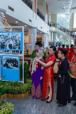 Các đại biểu tham quan triển lãm ảnh về Bác Hồ với đồng bào dân tộc, quá trình tham gia kháng chiến của đồng bào các dân tộc tại Đại hội đại biểu các dân tộc thiểu số thành phố Hồ Chí Minh lần IV năm 2024. Ảnh: An Hiếu