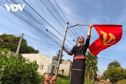 Cờ Đảng, cờ Tổ quốc tung bay trên khắp những trục đường và cả những đường nhỏ trong các buôn làng ở Cư Mgar (Đắk Lắk). Ảnh: vov.vn