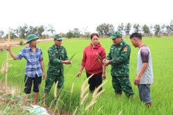 Bộ đội biên phòng Ea H’leo tiếp sức cho người dân vùng biên