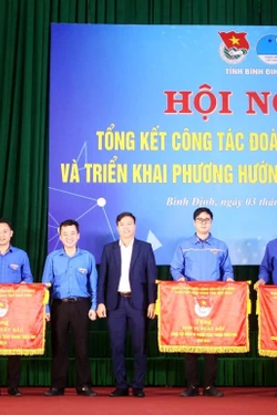 Tặng cờ cho 6 đơn vị dẫn đầu công tác Hội và phong trào thanh niên năm 2024. Ảnh: Lê Phước Ngọc - TTXVN 