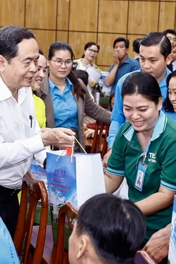 Chủ tịch Quốc hội Trần Thanh Mẫn tặng quà Tết cho hộ nghèo, công nhân có hoàn cảnh khó khăn tỉnh Trà Vinh