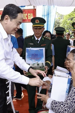 Chủ tịch Quốc hội Trần Thanh Mẫn thăm, tặng quà Tết đồng bào, chiến sĩ tại huyện Cầu Ngang