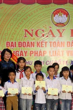 Phó Chủ tịch nước Đặng Thị Ngọc Thịnh trao quà cho các học sinh có hoàn cảnh khó khăn. Ảnh: Trung Kiên - TTXVN