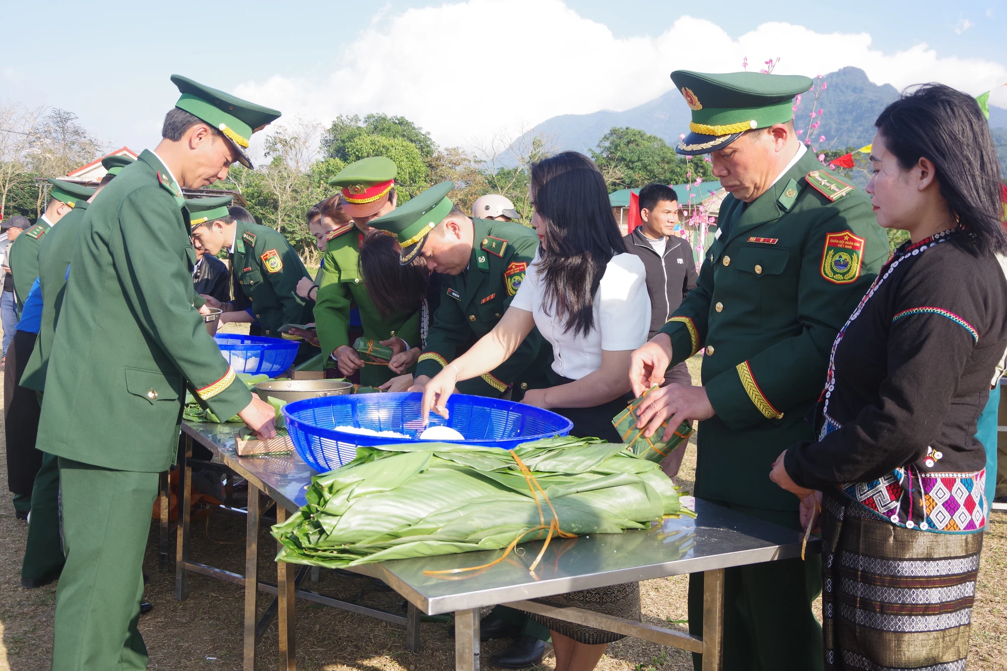 Mang Xuân an vui đến các gia đình chính sách, đồng bào dân tộc, vùng biên giới