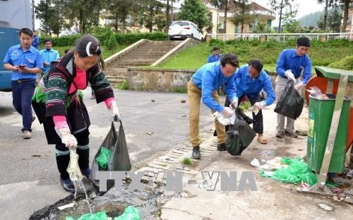 Tuổi trẻ Lào Cai ra quân làm sạch môi trường Khu Du lịch Sa Pa