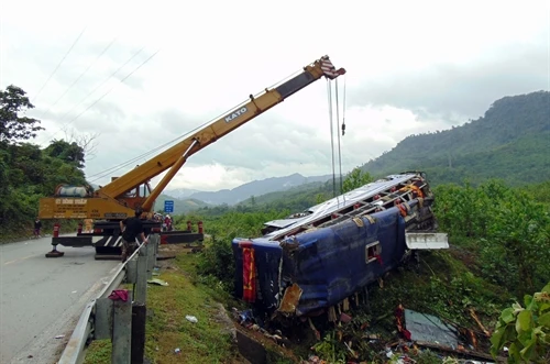 Xe khách giường nằm bị lật, 2 người chết, 14 người bị thương