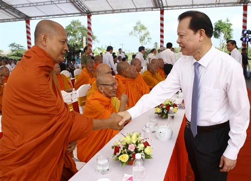 Phó Thủ tướng Vũ Văn Ninh thăm, chúc mừng đồng bào Khmer Nam bộ nhân dịp Tết Chôl Chnăm Thmây