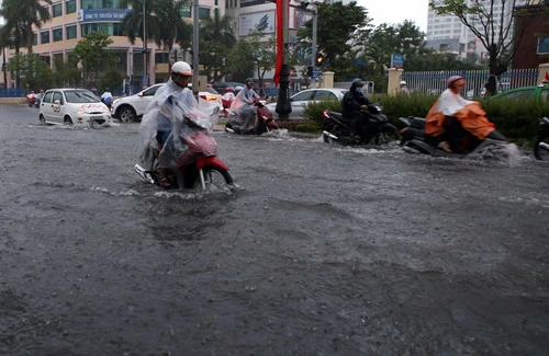 Áp thấp nhiệt đới đi sâu vào đất liền, Trung Bộ đến Nam Bộ có mưa dông