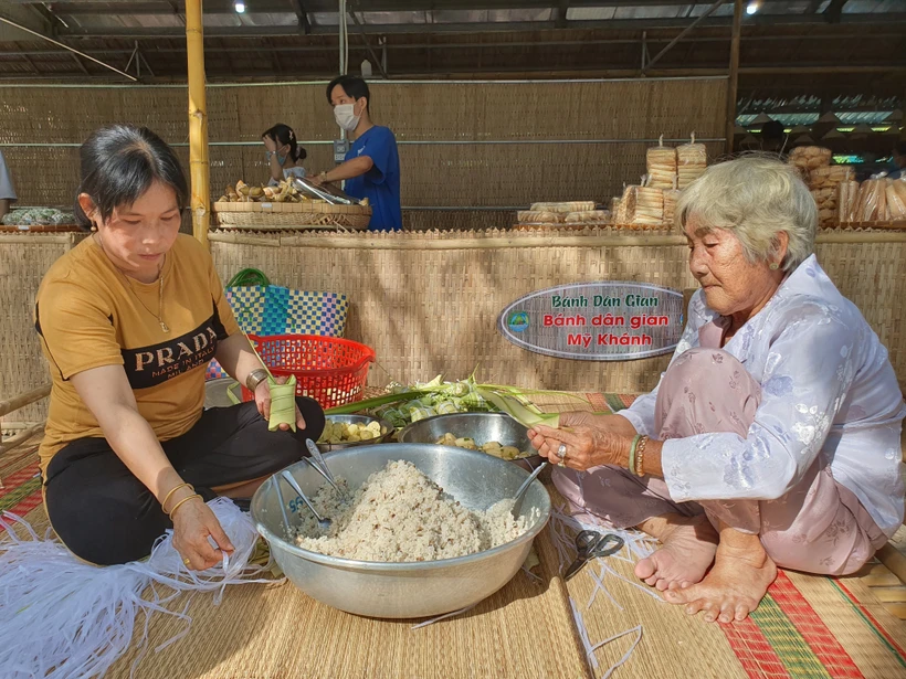 Chế biến bánh dân gian Nam Bộ tại Làng du lịch Mỹ Khánh thuộc huyện Phong Điền (thành phố Cần Thơ). Ảnh: Ánh Tuyết - TTXVN