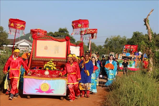  Lễ nghinh thần, rước sắc phong và bằng công nhận di tích từ mộ Thầy Thím về dinh Thầy Thím tại xã Tân Tiến, thị xã La Gi, tỉnh Bình Thuận. Ảnh: Nguyễn Thanh - TTXVN 