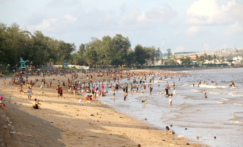 Du khách tắm biển đông nghịt tại bãi biển Đồi Dương, thành phố Phan Thiết. Ảnh: Nguyễn Thanh - TTXVN