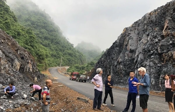 Các chuyên gia Công viên địa chất Toàn cầu UNESCO, Viện Khoa học Địa chất và Khoáng sản Việt Nam khảo sát di sản diện mạo địa chất núi lửa dưới đại dương cổ, đèo Khau Khoang, xã Thái Cường (huyện Thạch An, tỉnh Cao Bằng). Ảnh: baocaobang.vn 