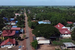 Các thiếu nữ Khmer ở xã biên giới Hòa Hiệp, huyện Tân Biên (Tây Ninh) thể hiện điệu múa “Rom vong” truyền thống 