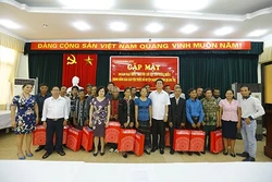 Thứ trưởng, Phó Chủ nhiệm Ủy ban Dân tộc Hoàng Xuân Lương chụp ảnh cùng Đoàn đại biểu người có uy tín huyện Đakrông.