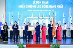 Thủ tướng Chính phủ Phạm Minh Chính trao Huân chương Lao động hạng Nhất của Chủ tịch nước tặng Đại học Quốc gia Thành phố Hồ Chí Minh. Ảnh: Dương Giang - TTXVN