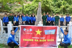 Cán bộ, đoàn viên, thanh niên tỉnh Kiên Giang ra quân thực hiện Chương trình Tháng 3 biên giới tại Quần đảo Hải Tặc, thành phố Hà Tiên, tỉnh Kiên Giang. Ảnh: Văn Sĩ - TTXVN