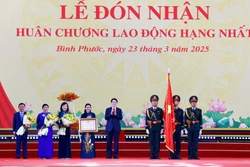 Chủ tịch nước Lương Cường trao Huân chương Lao động hạng Nhất tặng Đảng bộ, chính quyền và nhân dân tỉnh Bình Phước. Ảnh: Lâm Khánh – TTXVN