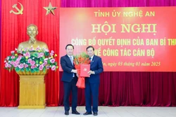 Trao quyết định chuẩn y ông Lê Hồng Vinh làm Phó Bí thư Tỉnh ủy Nghệ An