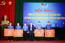 Tặng cờ cho 6 đơn vị dẫn đầu công tác Hội và phong trào thanh niên năm 2024. Ảnh: Lê Phước Ngọc - TTXVN 