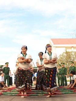 Mang Xuân an vui đến các gia đình chính sách, đồng bào dân tộc, vùng biên giới