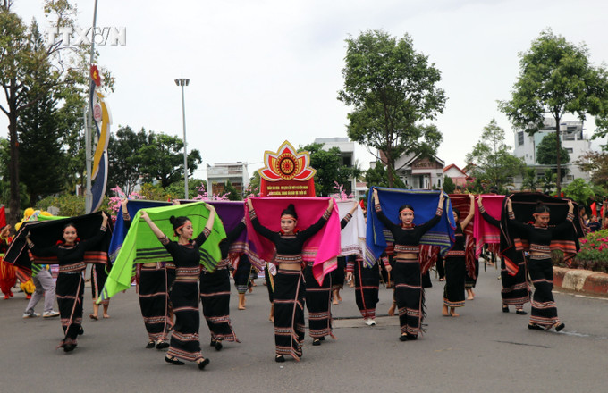 vna_potal_dac_sac_le_hoi_duong_pho_kon_tum_7751251.jpg