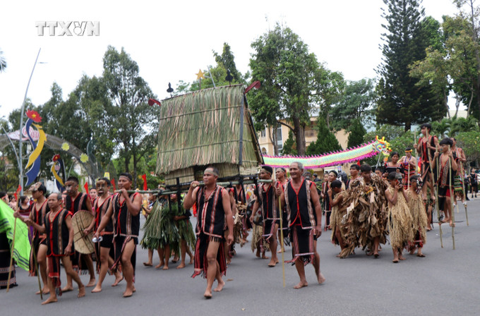 vna_potal_dac_sac_le_hoi_duong_pho_kon_tum_7751254.jpg