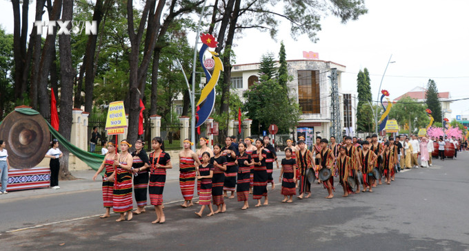 vna_potal_dac_sac_le_hoi_duong_pho_kon_tum_7751253.jpg