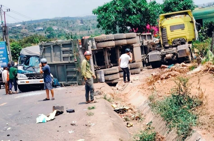 Tai nạn liên hoàn trên đường liên xã, 4 người thương vong ở Đắk Nông