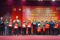 Bộ trưởng Bộ Nội vụ Phạm Thị Thanh Trà cùng đoàn công tác của Trung ương và tỉnh Yên Bái đến thăm, chúc Tết, tặng quà cho các hộ gia đình chính sách, hộ nghèo, hộ cận nghèo ở huyện Trấn Yên. Ảnh: TTXVN phát 