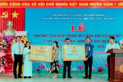 Trường Phổ thông Dân tộc nội trú Trung học cơ sở An Biên đón nhận bằng đạt chuẩn quốc gia mức độ 1. Ảnh: Lê Sen