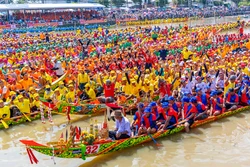 Đua ghe ngo là phần hấp dẫn nhất trong Lễ hội Ook Om Bok , một trong 3 lễ hội lớn của người Khmer, bên cạnh Tết cổ truyền Chol Chnam Thmay và lễ cúng ông bà Sene Dolta. Ảnh: An HIếu