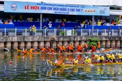 Các đội tham gia tranh tài tại Lễ hội Đua ghe ngo Quận 3 mở rộng lần thứ 2 với chủ đề "Đất nước trọn niềm vui". Ảnh: An Hiếu