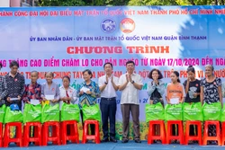 Lãnh đạo Quận ủy, UBND quận Bình Thạnh trao tặng các phần quà cho các hộ nghèo, cận nghèo tại chương trình Tháng cao điểm “Vì người nghèo” năm 2024. Ảnh: An Hiếu