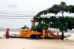 Mưa lũ sau bão số 6: Một người dân Quảng Bình bị lật thuyền, lũ cuốn