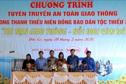 Đại diện Già làng, đoàn thanh niên, chính quyền địa phương ký cam kết tuyên truyền và thực hiện an toàn giao thông. Ảnh: Hồng Điệp - TTXVN