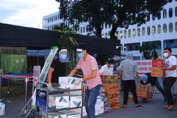 Tiếp tế nhu yếu phẩm cho nhân viên y tế tại Bệnh viện Bệnh Nhiệt đới TP Hồ Chí Minh. Ảnh: HCDC