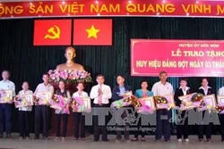 Thành ủy Thành phố Hồ Chí Minh trao tặng huy hiệu đảng cho 2.760 đảng viên