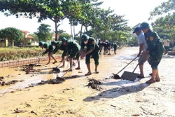 Bộ đội Biên phòng Quảng Bình hỗ trợ người dân tái thiết cuộc sống sau lũ