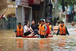 Sáng ngời sắc áo lính nơi lũ dữ