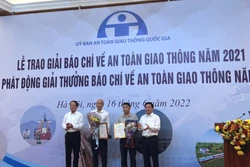 Ban tổ chức trao giải thưởng cho các tác giả. Nguồn : qdnd.vn 