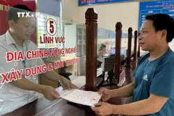 Người dân làm thủ tục hành chính tại bộ phận một cửa xã Phúc Thịnh, huyện Ngọc Lặc phấn khởi nhận kết quả. Ảnh: TTXVN phát