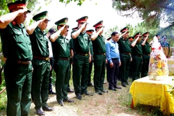 Đại tướng Lương Cường, Ủy viên Bộ Chính trị, Chủ nhiệm Tổng cục Chính trị Quân đội nhân dân Việt Nam và đoàn công tác Trung ương đến đặt vòng hoa và dâng hương viếng Đại tướng Võ Nguyên Giáp tại Vũng Chùa (xã Quảng Đông, huyện Quảng Trạch, Quảng Bình). Ản