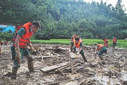 Lực lượng quân đội, công an triển khai tìm kiếm các nạn nhân mất tích do sạt lở đất tại thôn Làng Nủ, xã Phúc Khánh, huyện Bảo Yên (Lào Cai). Ảnh: Ngọc Thành