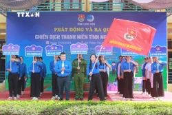 Ra mắt các đội hình tình nguyện, vẫy cờ phát động và ra quân “Chiến dịch Thanh niên tình nguyện hè” năm 2024. Ảnh: Anh Tuấn – TTXVN