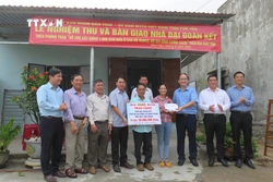 Ủy ban Mặt trận Tổ quốc Việt Nam tỉnh Phú Yên bàn giao nhà đại đoàn kết cho một hộ nghèo tại huyện Tây Hòa trong năm 2023. Ảnh: TTXVN phát