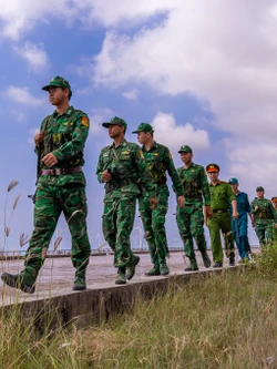 Cán bộ, chiến sĩ Đồn Biên phòng Lai Hòa trao Để kịp thời phòng ngừa, phát hiện và xử lý tội phạm, cán bộ, chiến sĩ Đồn Biên phòng Lai Hòa thường xuyên phối hợp với lực lượng công an, dân quân tự vệ tuần tra kiểm soát tại khu vực biên giới biển ở thị xã Vĩnh Châu (Sóc Trăng). Ảnh: An Hiếu