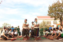 Mang Xuân an vui đến các gia đình chính sách, đồng bào dân tộc, vùng biên giới