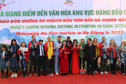 Hà Giang chào đoàn khách du lịch đầu tiên của năm mới 2025